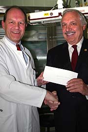 Mit gutem Beispiel voran: William Hetzler (re.) überreichte am 8.5.2007 einen Scheck für die Kinderambulanz an Professor Dr. Dietrich von Schweinitz, Leiter der Kinderchirurgischen Klinik (Foto: Martin Schmitz)
